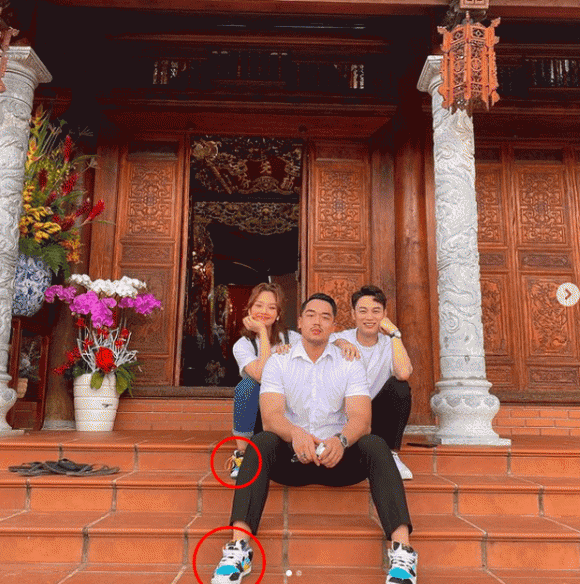 Trong một lần khác, Miu Lê và Tiến Hưng bị phát hiện đi giày đôi cùng Trúc Nhân đi tới nhà thờ Tổ...