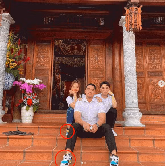 Trong một lần khác, Miu Lê và Tiến Hưng bị phát hiện đi giày đôi cùng Trúc Nhân đi tới nhà thờ Tổ...