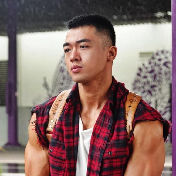 Bạn trai tin đồn của Miu Lê sở hữu gương mặt khá điển trai và cơ bắp cuồn cuộn.