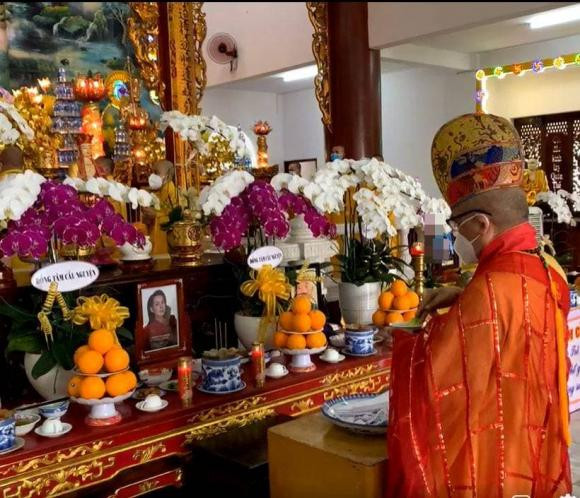 Mới đây, trên trang cá nhân của mình, quản lý của Phi Nhung chia sẻ đoạn video phát trực tiếp tại chùa Pháp Vân - nơi các con nuôi Phi Nhung đang tu học tại đây. Được biết, các sư thầy đã tổ chức buổi Lễ cầu siêu và cúng cho Phi Nhung, những con nuôi của giọng ca Bầu ơi đừng khóc đã được đeo khăn tang khiến nhiều người xúc động. "Quý thầy phát tang cho các con Phi Nhung hiện đang tu học tại đây", quản lý Phi Nhung chia sẻ.