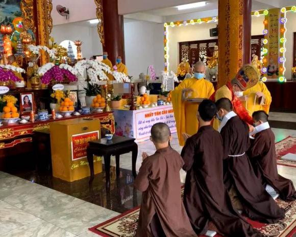 Không chỉ ở chùa Giác Ngộ, tại nơi các con nuôi của cố ca sĩ đang tu học cũng được các sư thầy làm buổi lễ trang trọng đến cho Phi Nhung.