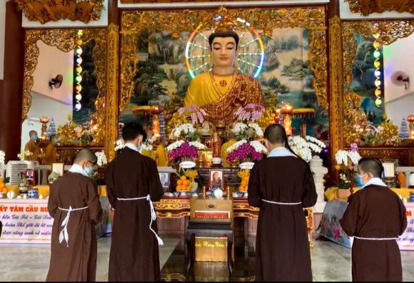 Giữa tình hình dịch bệnh, nhưng mọi người đều làm lễ cầu siêu, tưởng niệm cho cố ca sĩ rất trang nghiêm và đầy đủ. Các con nuôi của Phi Nhung đã đeo khăn tang và đứng nhìn di ảnh của người mẹ quá cố.