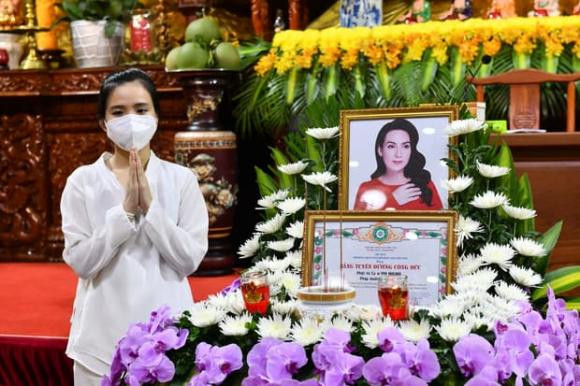 Tối ngày 28/9, tại chùa Giác Ngộ cũng đã tổ chức buổi cầu siêu và trao tặng bằng tuyên đương công đức của ca sĩ Phi Nhung trong đại dịch COVID-19. Trước đó, vào tối ngày mất của cố nghệ sĩ Phi Nhung, tỷ phú Hoàng Kiều bất ngờ đưa ra quyết định mình sẽ hỗ trợ, tiếp tục nuôi nấng 23 đứa con của cô.