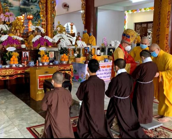 Các sư thầy còn đeo khăn tang cho những con nuôi của cố ca sĩ Phi Nhung.