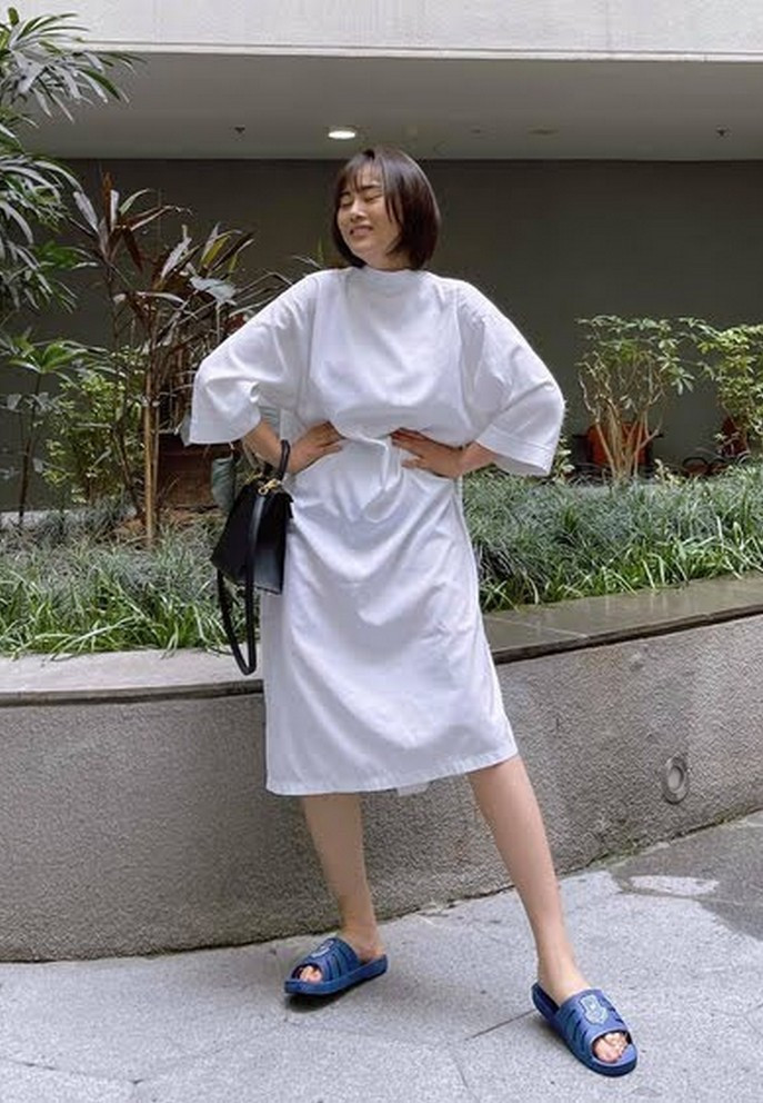 Phương Oanh gây cười với áo bệnh viện, đi dép lê cùng lối tạo dáng người mẫu.