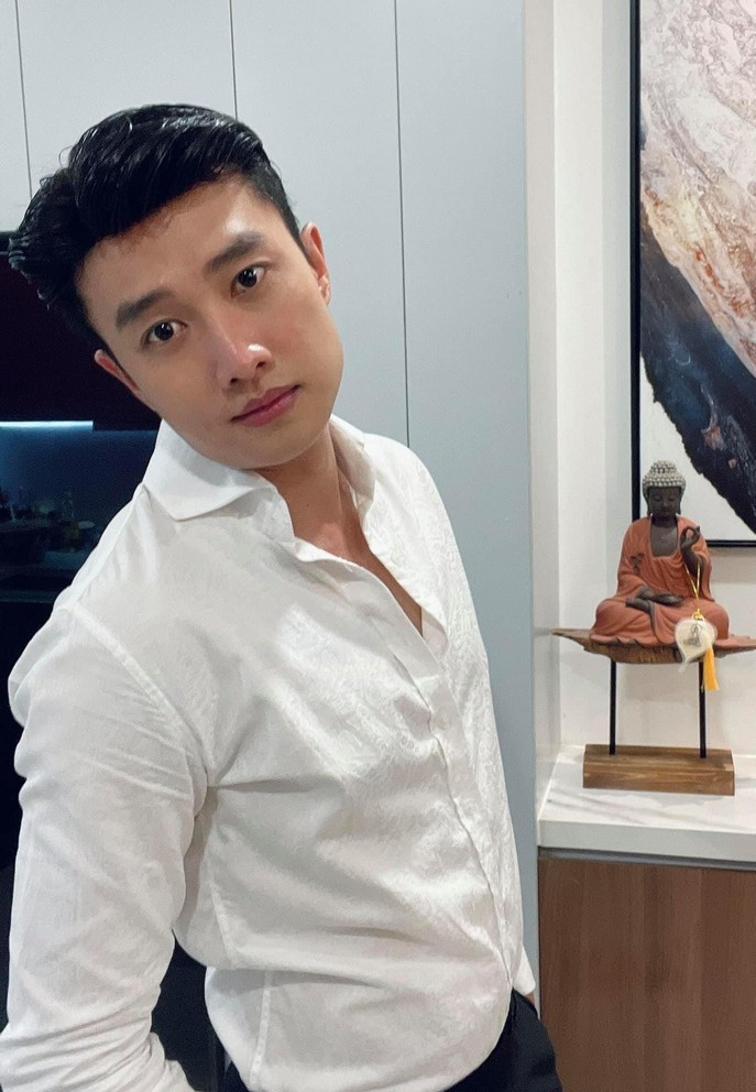 Quốc Trường điển trai với áo sơ mi trắng, quần tây. Nam diễn viên vừa được đồn đoán hẹn hò Minh Hằng song phủ nhận.