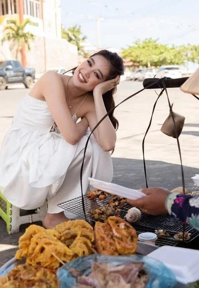 Khánh Vân háo hức khi được thưởng thức ẩm thực vỉa hè.