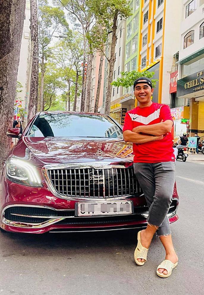 MC Quyền Linh dù đi xe ô tô đắt tiền vẫn giữ thói quen bình dị mang dép tổ ong.