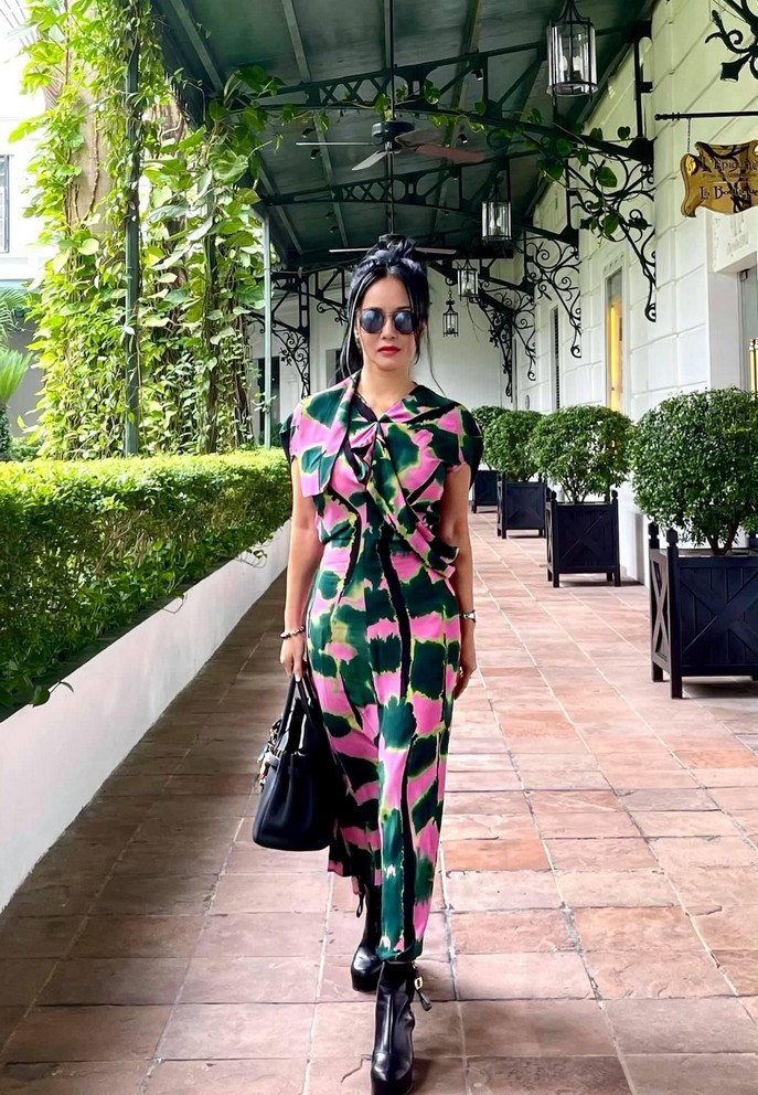 Diva Hồng Nhung được nhận xét như một quý cô sang trọng với trang phục, không gian Châu Âu cổ kính.