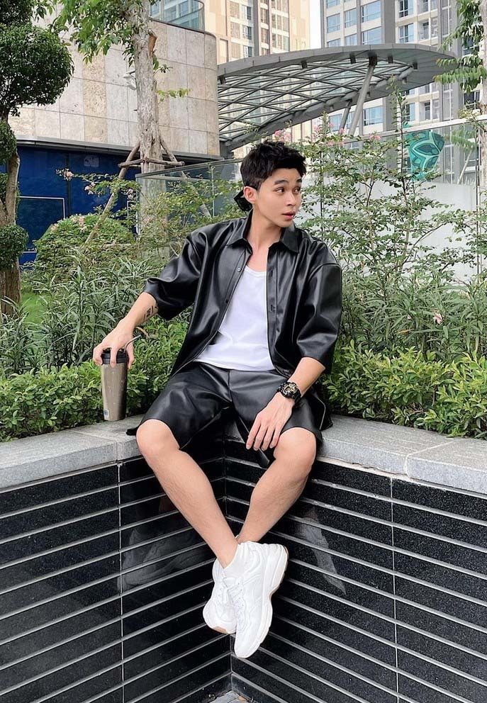 Jun Phạm được khen điển trai với set đồ đen - trắng khi dạo phố cuối tuần.