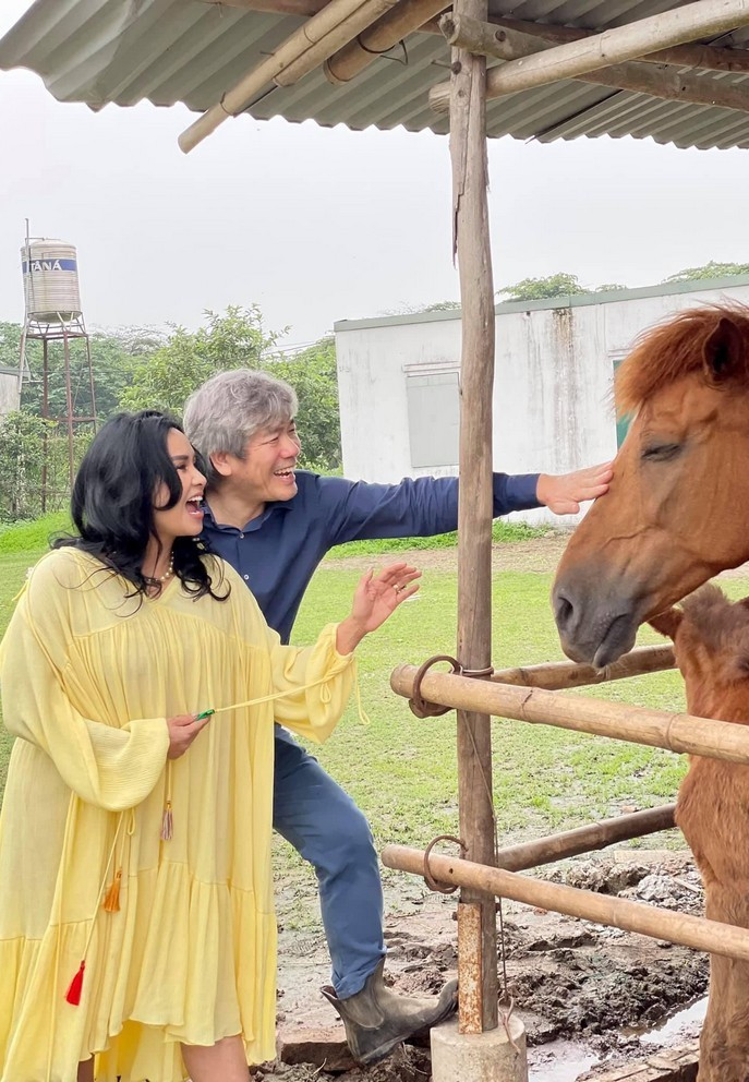 Thanh Lam và bạn trai cùng đến thăm trang trại của một người bạn và hào hứng khi lần đầu được cưỡi ngựa.