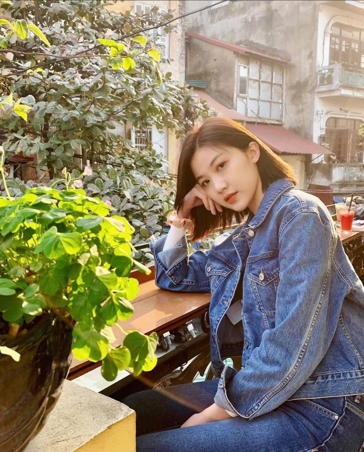 Lương Thanh viết: "Chuyện kể là từ khi em sinh ra đã quen được yêu được chiều. Chuyện kể là ngày trong em trôi qua tất nhiên phải phiêu".