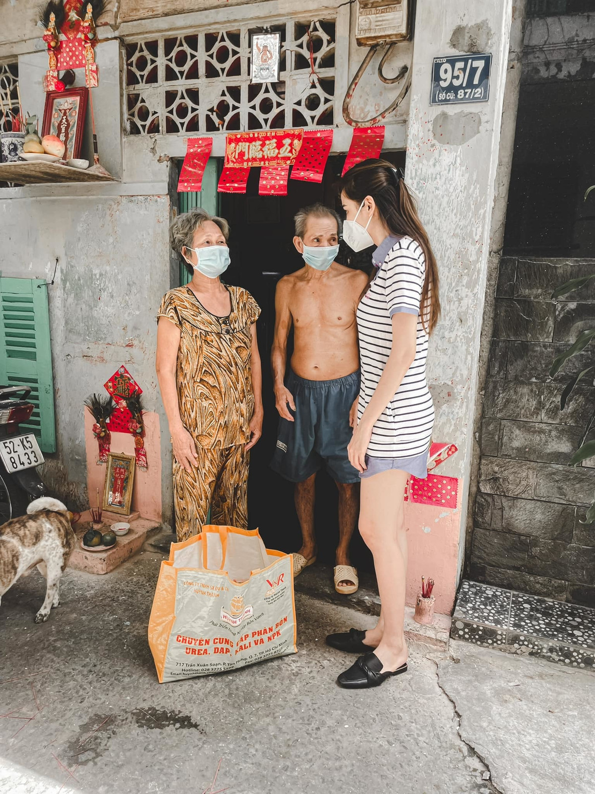 Diễm Hương trao quà từ thiện.