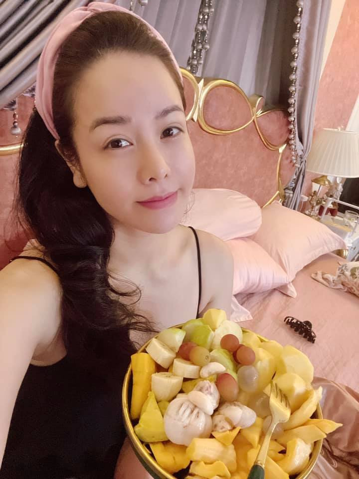 Nhật Kim Anh ăn trái cây xem "Tây du ký".