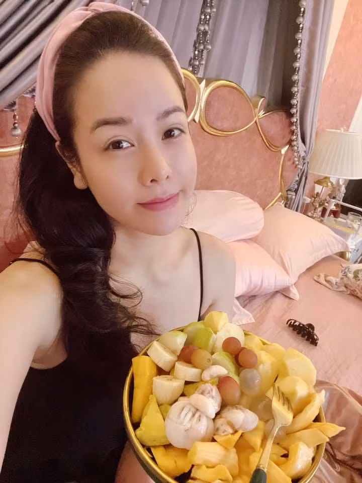 Nhật Kim Anh ăn trái cây xem "Tây du ký".