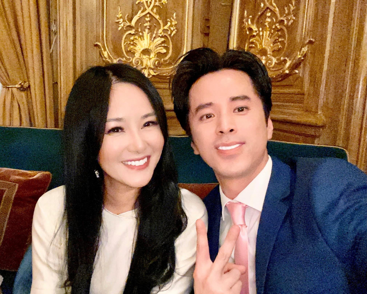 Hồng Nhung tươi cười bên nghệ sĩ múa Ngọc Văn.