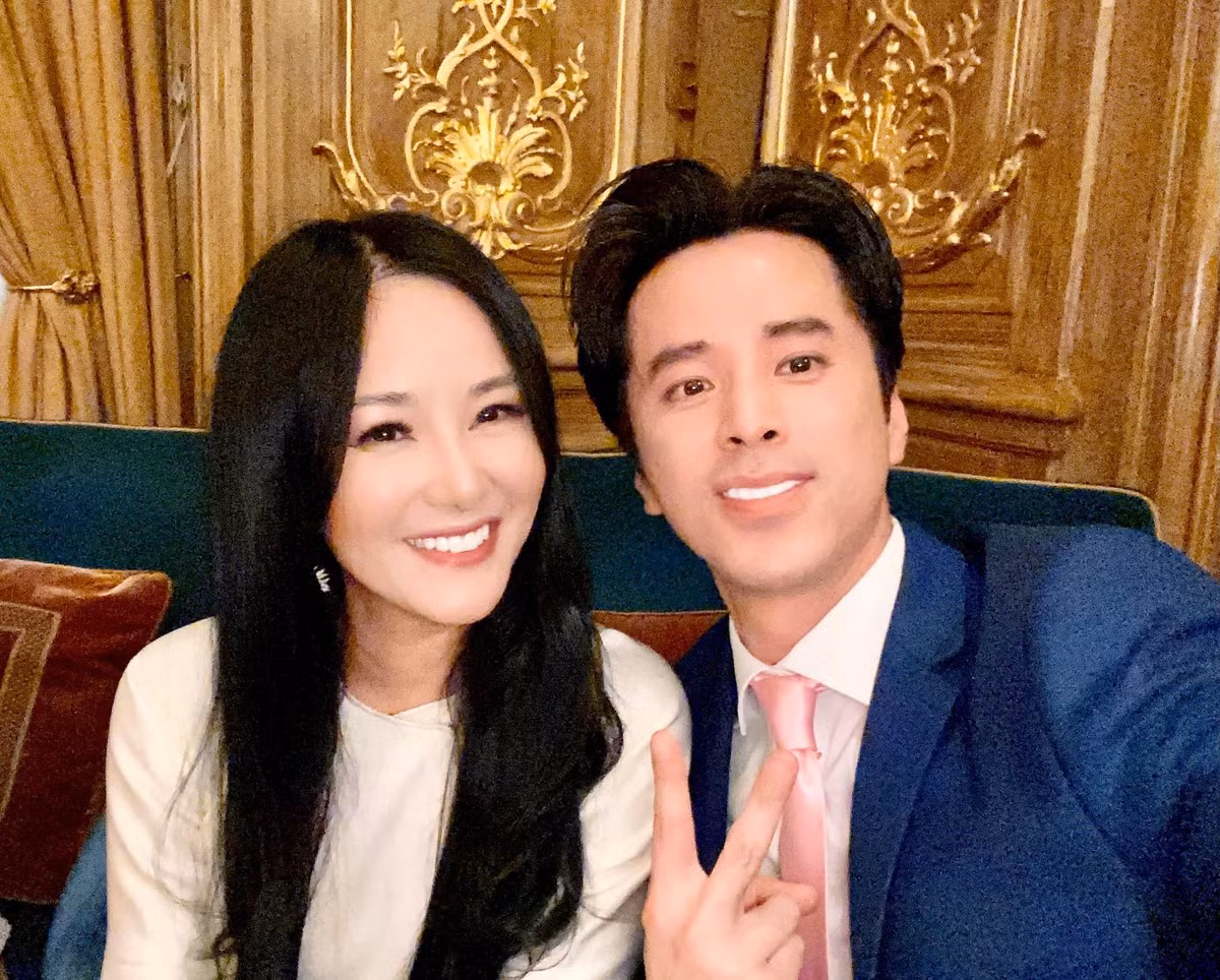 Hồng Nhung tươi cười bên nghệ sĩ múa Ngọc Văn.