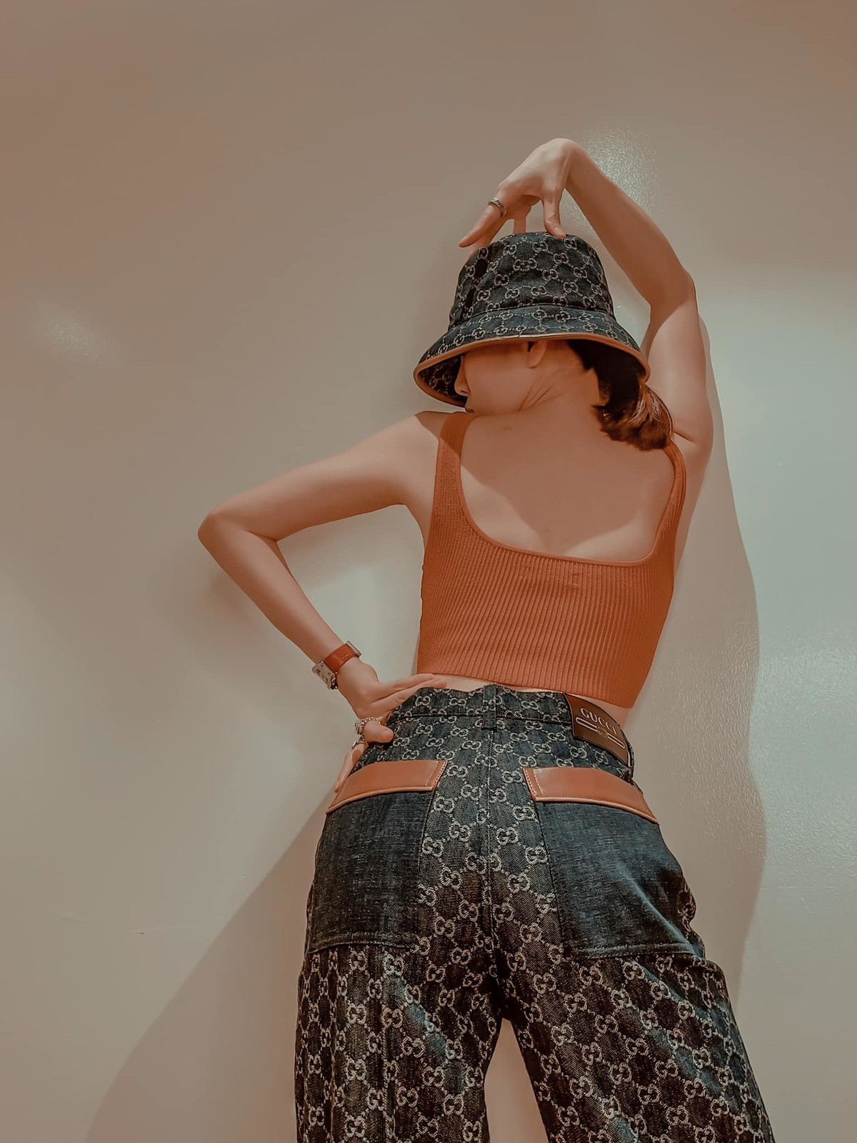  Lệ Quyên chú thích: "Được 1m63 thôi mà may chân dài phết, đi giày vào ổn ngay".