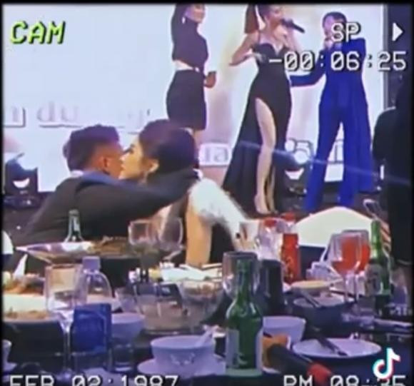 Hết khoá môi lại ôm nhau tình tứ thế này thì ai chịu nổi?