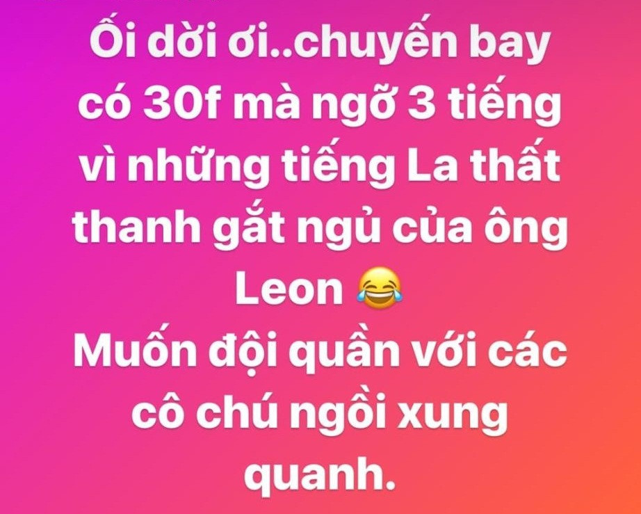 Tối 11/4, Hồ Ngọc Hà chia sẻ câu chuyện đời thường trên trang cá nhân. Theo đó, gia đình cô có chuyến bay từ Đà Lạt về TP.HCM sau những ngày vui chơi, nghỉ dưỡng. Trên máy bay, nữ ca sĩ đã gặp sự cố "dở khóc dở cười" vì những tiếng la hét liên thanh của quý tử Leon. Chuyến bay 30 phút mà như... 3 tiếng, cô cảm thấy làm phiền đến những hành khách xung quanh.