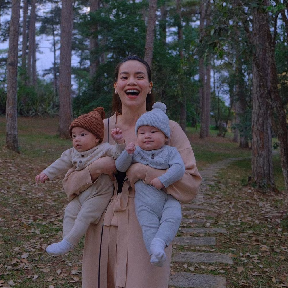 Hồ Ngọc Hà dành thời gian đưa cặp song sinh đi chơi, chụp hình.