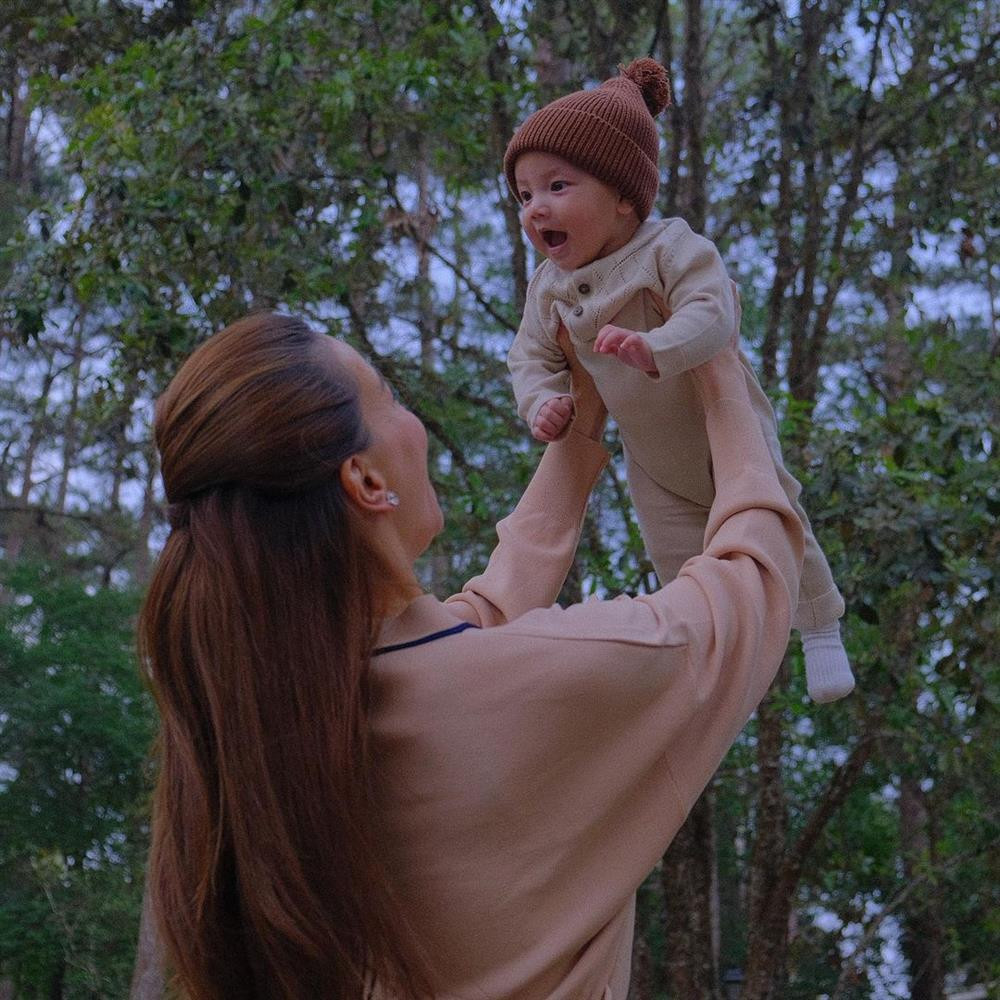 iểu cảm dễ thương của tiểu công chúa Lisa khi chơi đùa với mẹ.