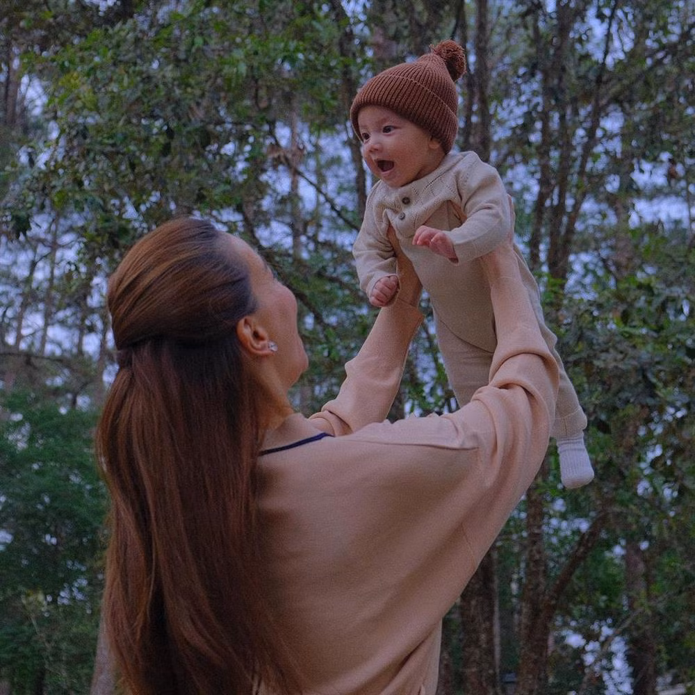 Biểu cảm dễ thương của tiểu công chúa Lisa khi chơi đùa với mẹ.