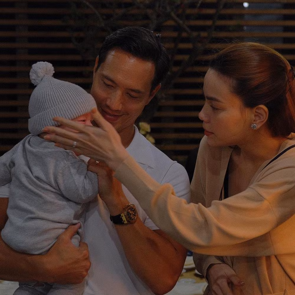 Hồ Ngọc Hà - Kim Lý âu yếm các con trong một bữa tiệc đêm.