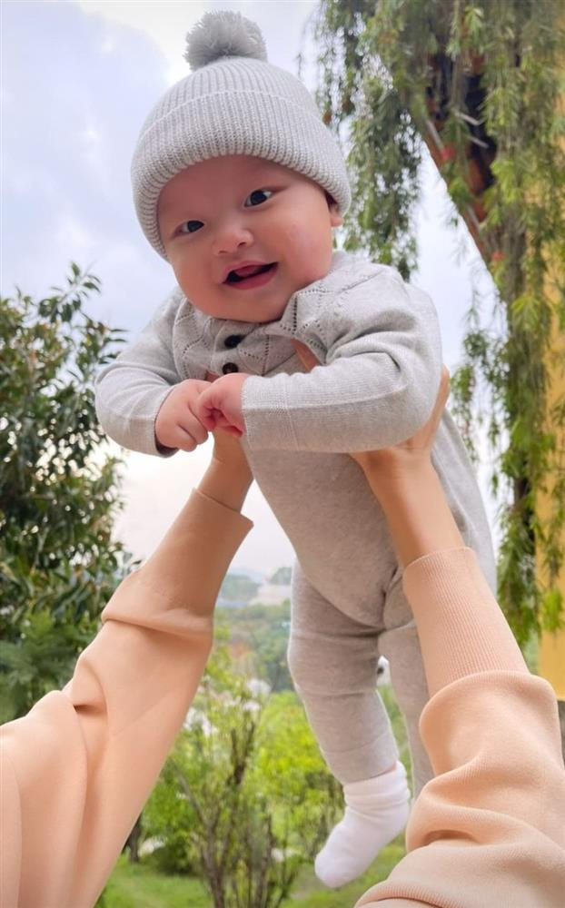 ương mặt Leon lúc nào cũng lém hỉnh, trông như "nghệ sĩ hài".