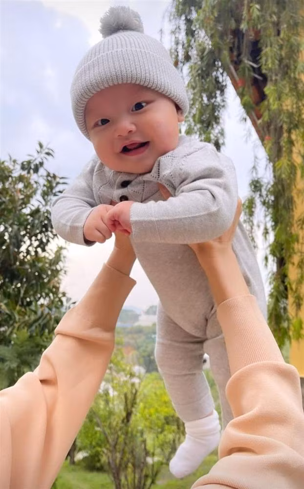 Gương mặt Leon lúc nào cũng lém hỉnh, trông như "nghệ sĩ hài".