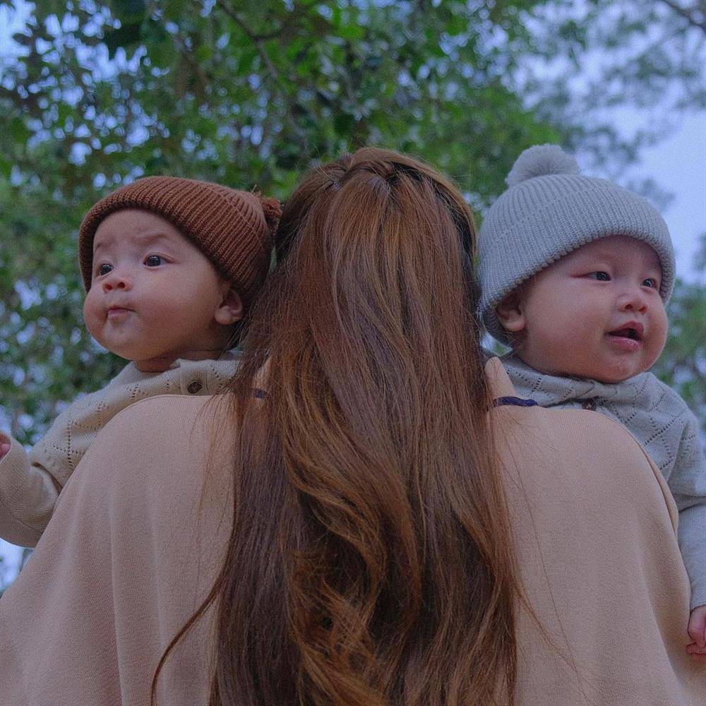 hững khoảnh khắc ấm áp của 3 mẹ con.