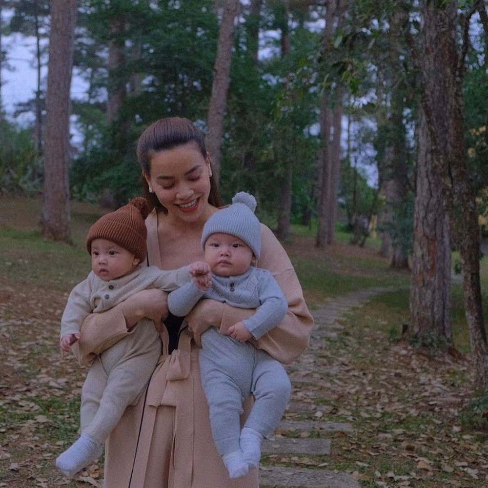 Mặc dù Hồ Ngọc Hà không kể nhưng nhiều người cho rằng cô đã phải dành rất nhiều thời gian để dỗ dành nhóc tỳ. Hẳn mẹ bỉm sữa nào khi đi máy bay gặp cảnh này sẽ rất thấu hiểu tâm trạng của "nữ hoàng giải trí".