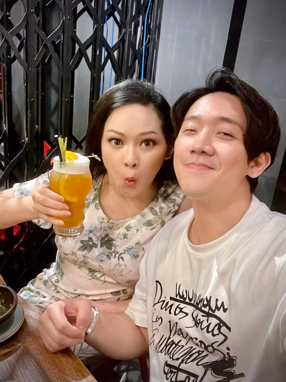 Trấn Thành ăn tối, chụp ảnh kỷ niệm cùng Như Quỳnh - đàn chị và cũng là thần tượng của mình. Dù Như Quỳnh biểu cảm hài hước, khán giả vẫn khen cô trẻ khi hơn Trấn Thành đến 17 tuổi.