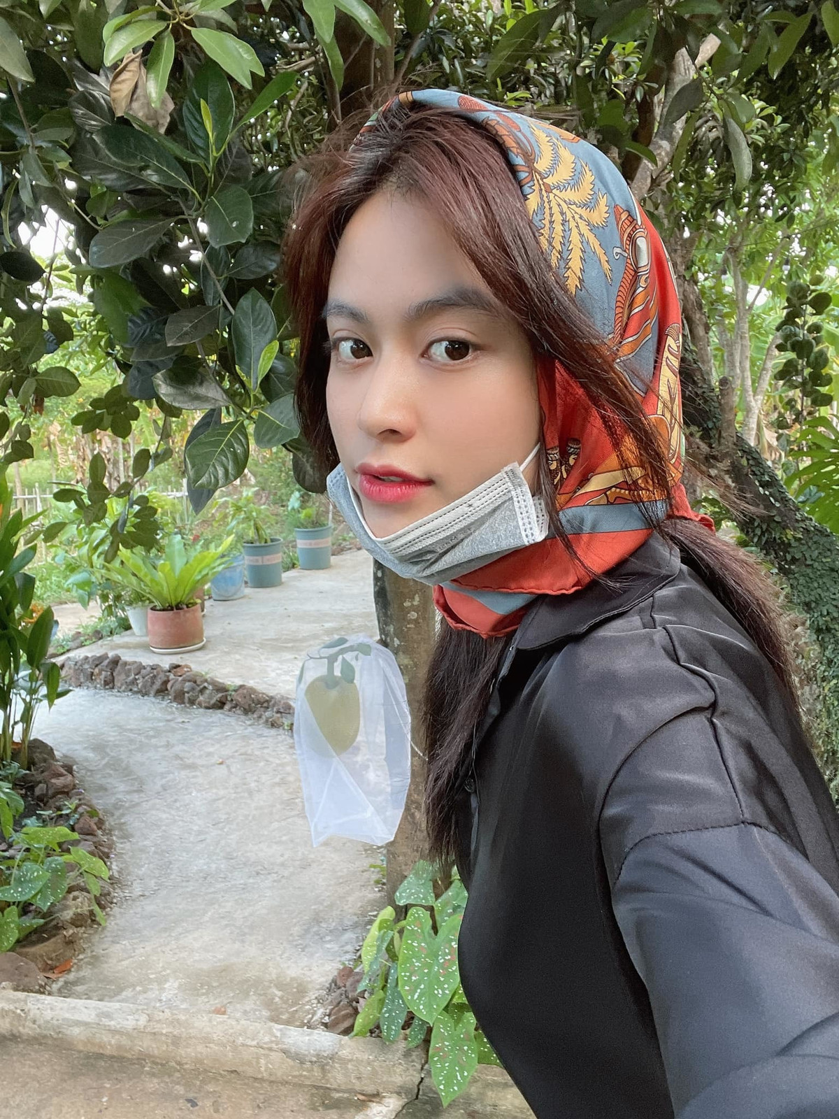 Hoàng Thùy Linh nhí nhảnh ở quê.