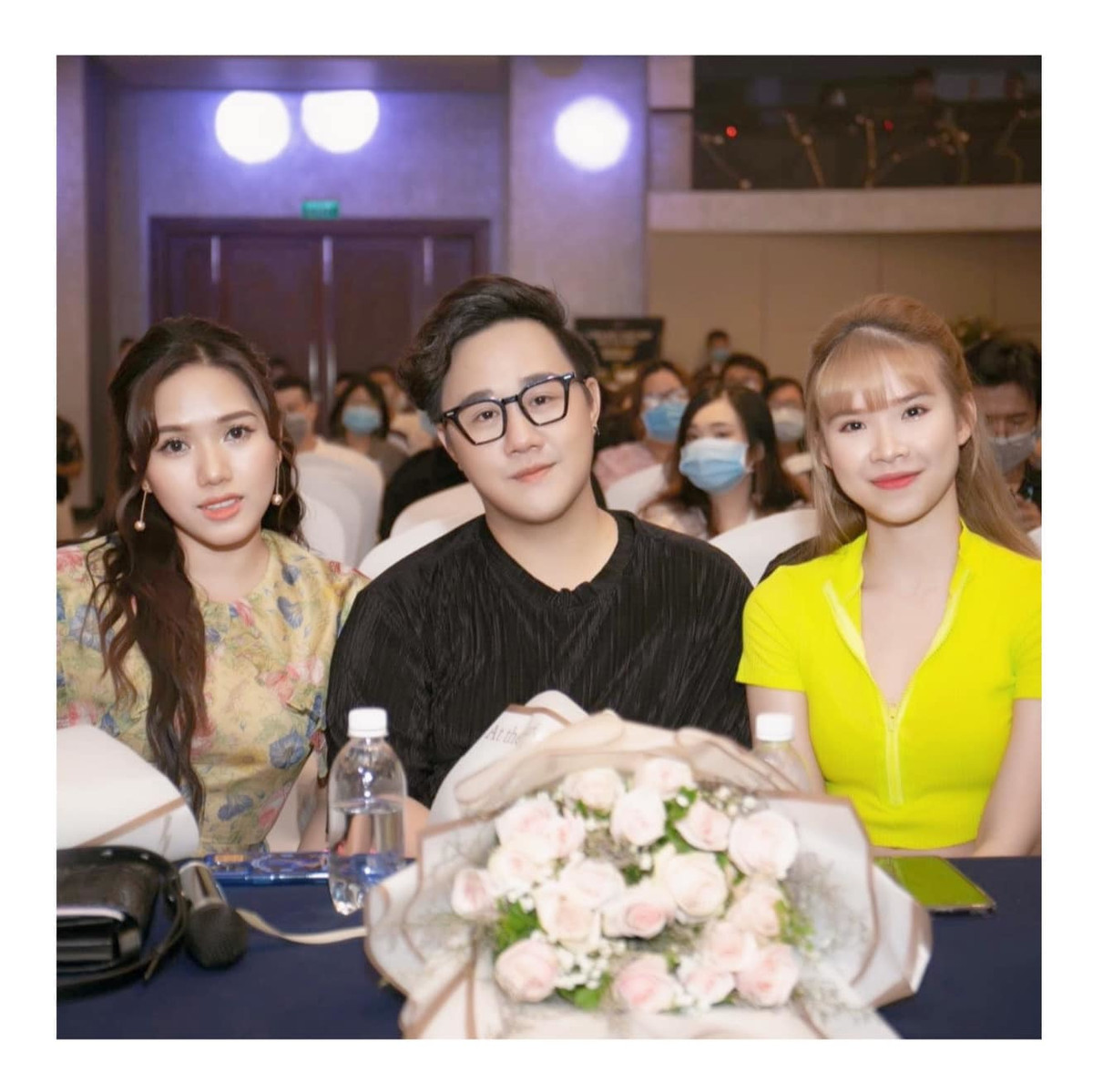 Trung Quân thân thiết Thùy Chi và Khởi My tại một sự kiện.