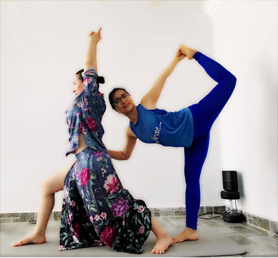 Phi Nhung mặc đồ ngủ con gái mua tặng để tập yoga.