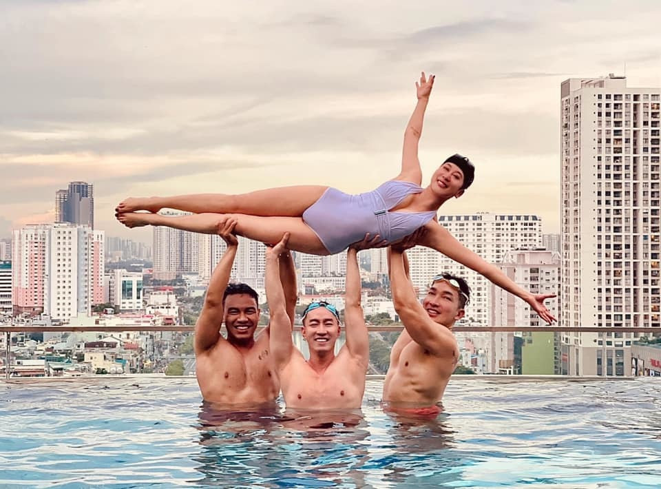 Sao Việt hôm nay 17/5: MC Kỳ Duyên được 3 người đàn ông cơ bắp nhấc bổng giữa bể bơi.