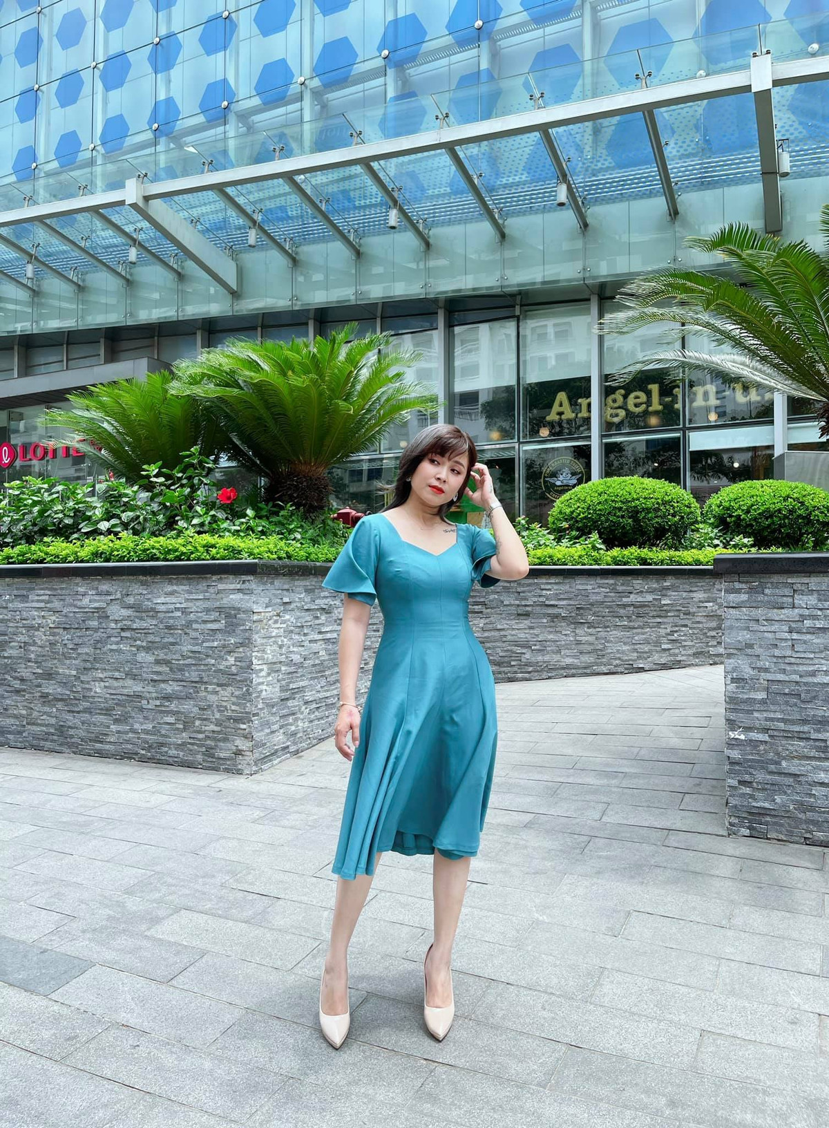 MC Hoàng Linh tất bật ghi hình ngày Chủ nhật.