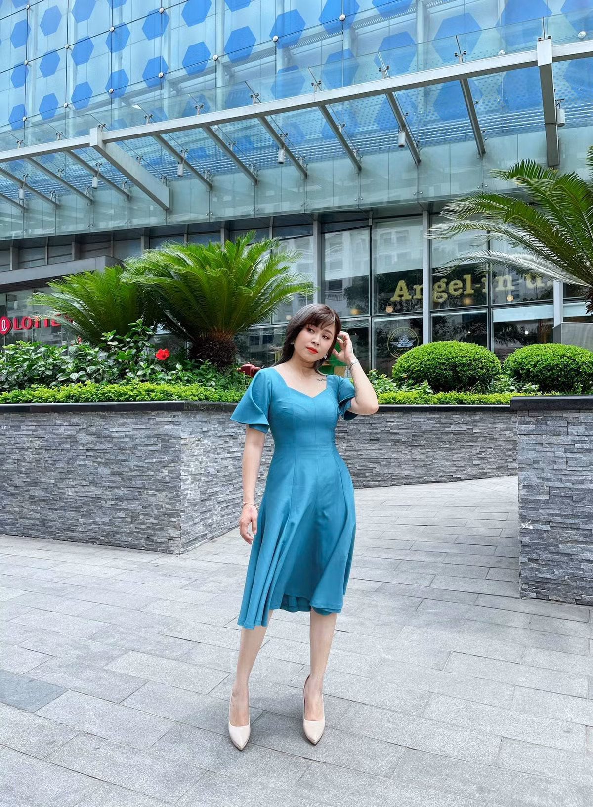 MC Hoàng Linh tất bật ghi hình ngày Chủ nhật.