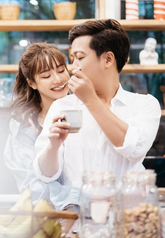 Nhã Phương khoe được ông xã Trường Giang chiều chuộng, pha cà phê vào mỗi sáng cho mình thưởng thức.