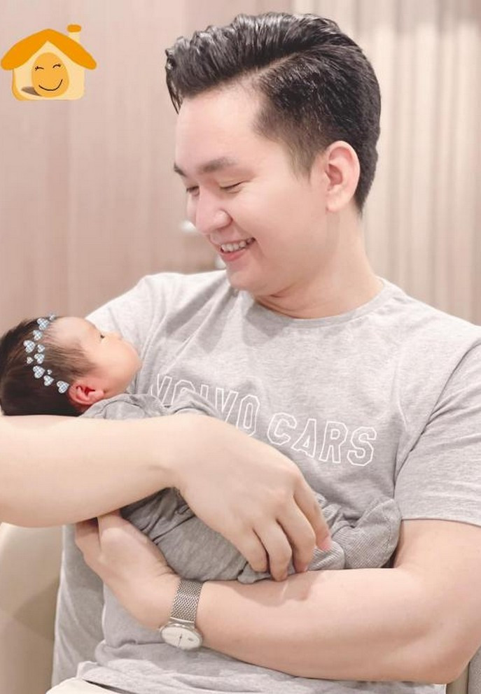 Sao Việt hôm nay 10/8: MC Hạnh Phúc tình cảm bế cô con gái đầu lòng. Nam MC động viên bản thân và con sẽ sớm được đi chơi khi hết dịch.