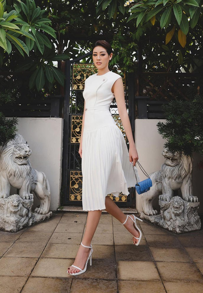 Hoa hậu Khánh Vân thanh lịch với set đồ trắng cùng túi xanh làm điểm nhấn.