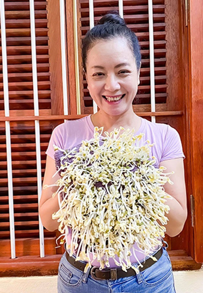 NSƯT Chiều Xuân hài lòng khi thu hoạch mẻ giá đỗ tại nhà.