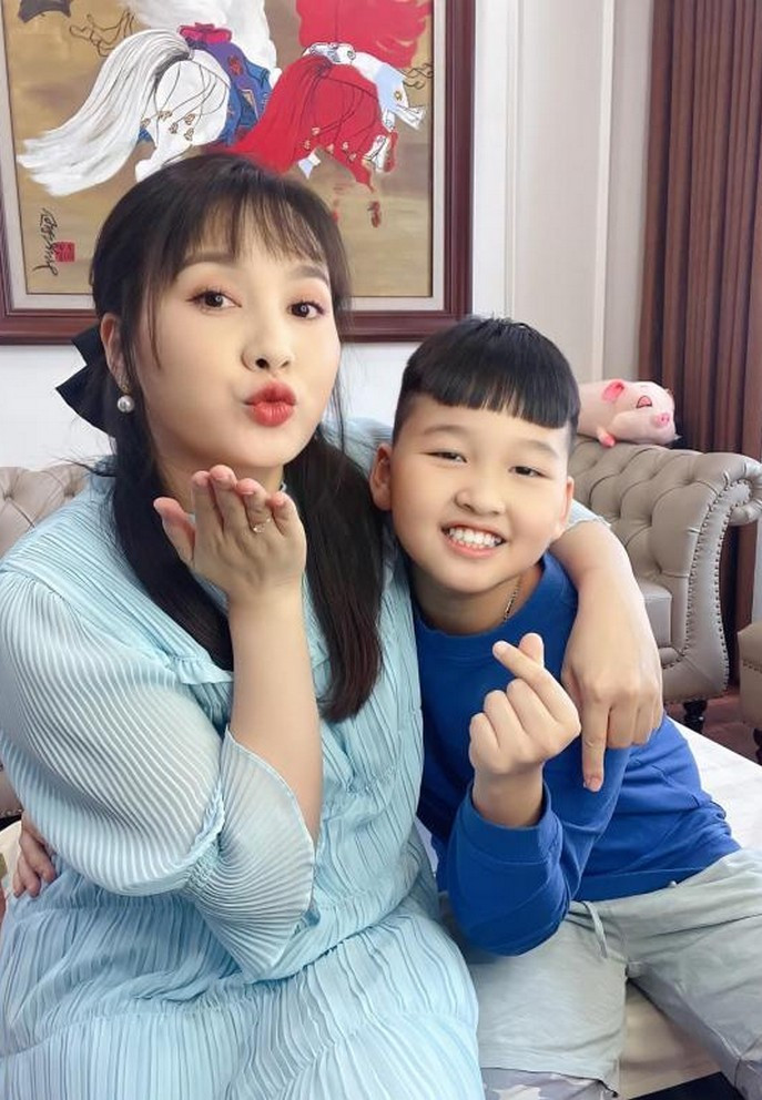 Bảo Thanh nhí nhảnh bên cậu con trai.