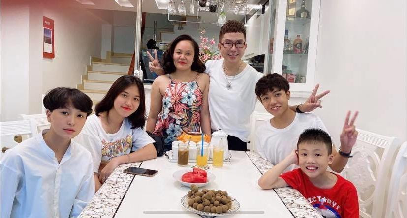 Sao nam Vbiz bi soi gioi tinh: Trai co vo cung khong thoat-Hinh-8