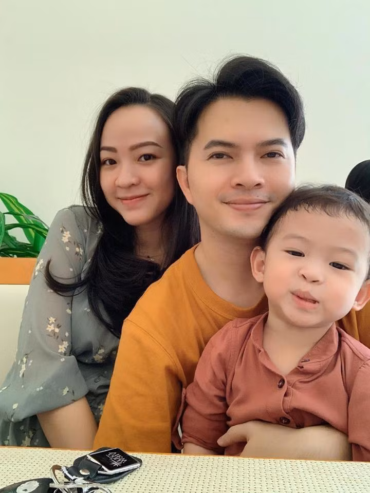 Sao nam Vbiz bi soi gioi tinh: Trai co vo cung khong thoat-Hinh-9