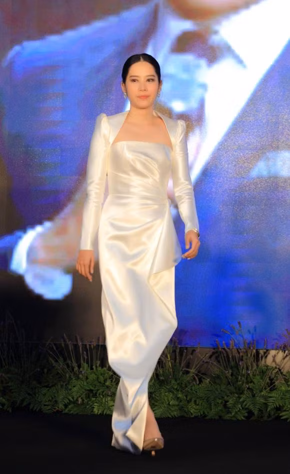 Nam Em can nguoi diu tren tham do hop bao Miss Earth Vietnam-Hinh-3