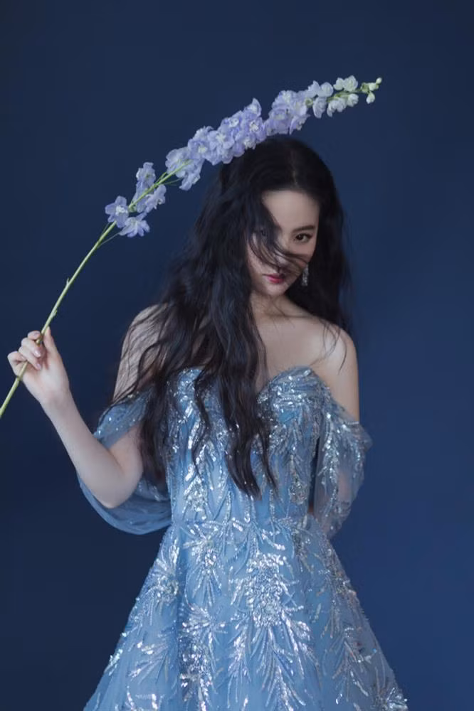 Phần bắp tay, vòng eo và vai được bóp sương sương trông nữ diễn viên lại giữ được hình ảnh "thần tiên tỷ tỷ" ngay tức thì.