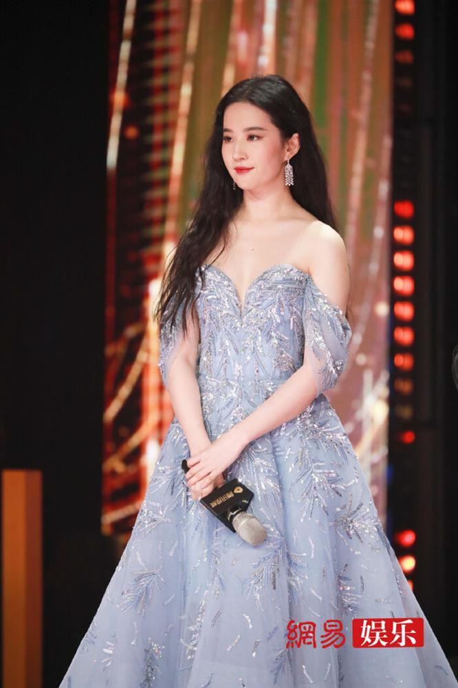 br/> Trưa nay 7/6, thảm đỏ Thập Quang thịnh điển do Đằng Tấn tổ chức đã diễn ra ở Trung Quốc. Dù tình hình dịch bệnh trên thế giới vẫn đang diễn biến phức tạo nhưng sự kiện vẫn quy tụ đông đủ dàn sao đình đám hàng đầu Cbiz như Tiêu Chiến, Địch Lệ Nhiệt Ba, Dương Mịch, Lưu Diệc Phi, Ngô Lỗi, Hứa Khải... Xuất hiện trên thảm đỏ, Lưu Diệc Phi lựa chọn chiếc đầm màu xanh pastel phom dáng trễ vai.