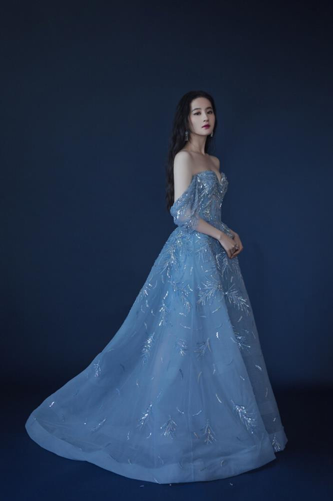 rong khi đó, ảnh đã qua photoshop, Lưu Diệc Phi lại sở hữu thân hình mi-nhon, mảnh mai hơn hẳn.